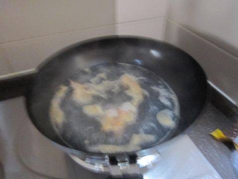 西兰花鲜虾鸡蛋面步骤1