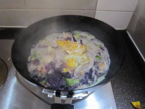 西兰花鲜虾鸡蛋面步骤3