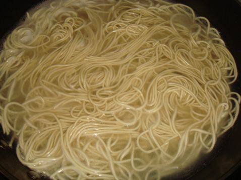 青菜肉丝炒面步骤1