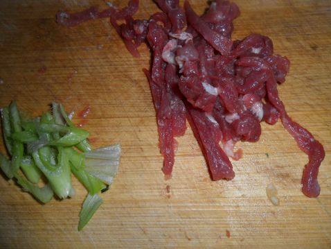 香菜肉丝面条步骤1