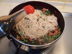 豆角雪菜炒面步骤5