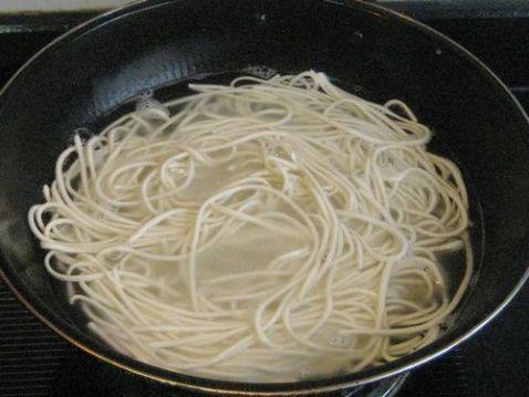 青菜香菇凉拌面步骤3