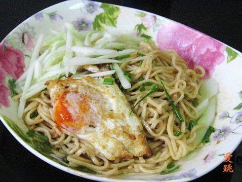 荷包蛋花生酱凉拌面步骤6