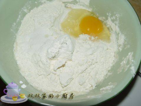 蒜苗猪肉凉面步骤1