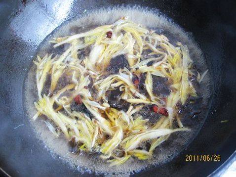 黄花菜鲜蛤汤卤面步骤3