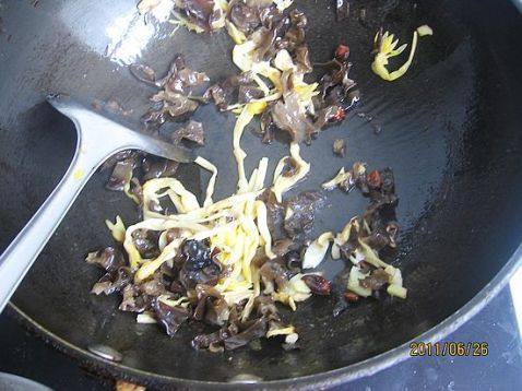 黄花菜鲜蛤汤卤面步骤2