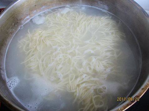 黄花菜鲜蛤汤卤面步骤6