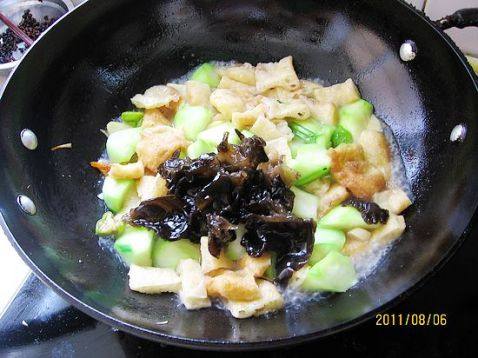 丝瓜炒面鱼步骤7