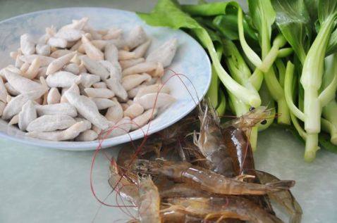 鲜虾酸菜剪刀面步骤1