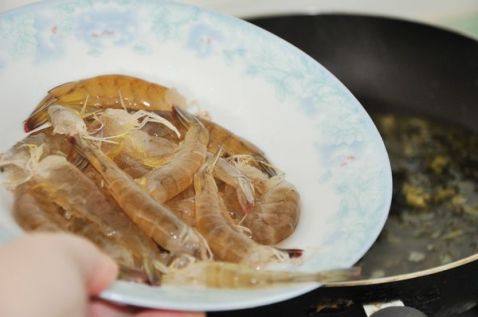 鲜虾酸菜剪刀面步骤8