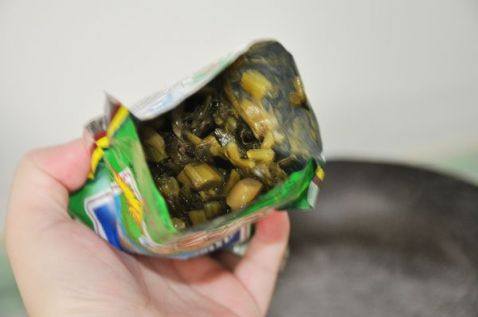 鲜虾酸菜剪刀面步骤7