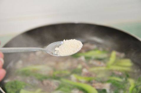 鲜虾酸菜剪刀面步骤9