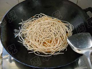 野生鲜鲫鱼焖面步骤8