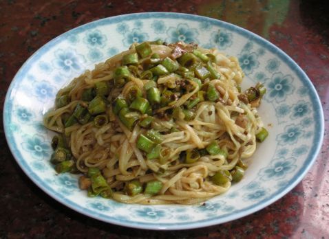 酱香豇豆拌面步骤6