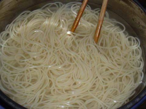 太阳蛋黄瓜酱油面步骤2