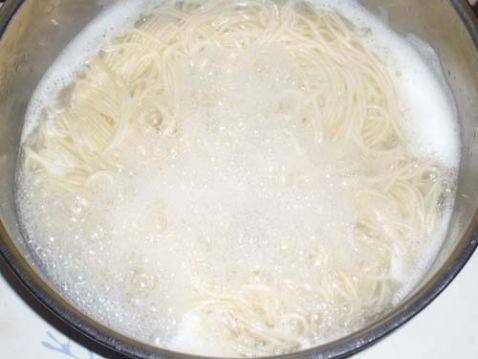 太阳蛋黄瓜酱油面步骤1