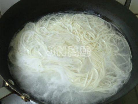 豇豆鸡蛋打卤面步骤2
