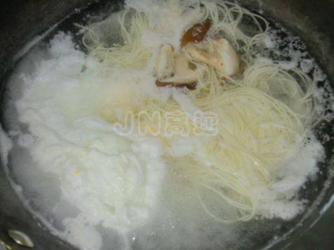 香菇鸡蛋面步骤2