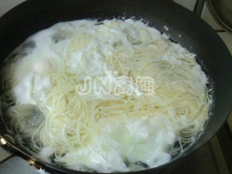 鲜虾黄瓜鸡蛋面步骤3