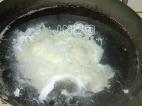 鲜虾黄瓜鸡蛋面步骤2