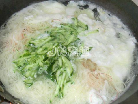 鲜虾黄瓜鸡蛋面步骤6
