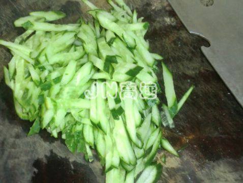 鲜虾黄瓜鸡蛋面步骤5