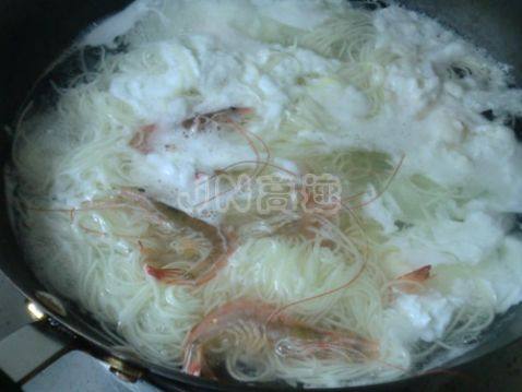 鲜虾黄瓜鸡蛋面步骤4