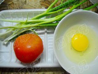 小葱鸡蛋茄汁面步骤1