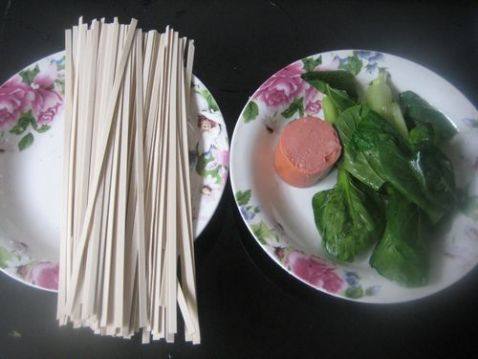 火腿肠青菜面步骤1