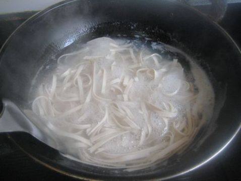 火腿肠青菜面步骤3