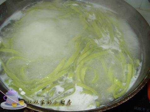 鸡腿菠菜面步骤11