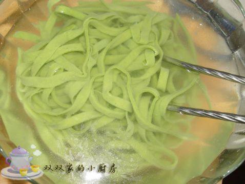 鸡腿菠菜面步骤12