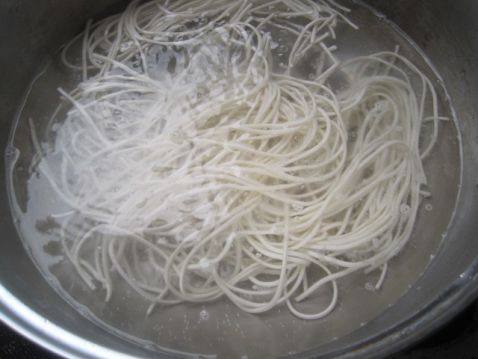 酸萝卜拌面步骤1