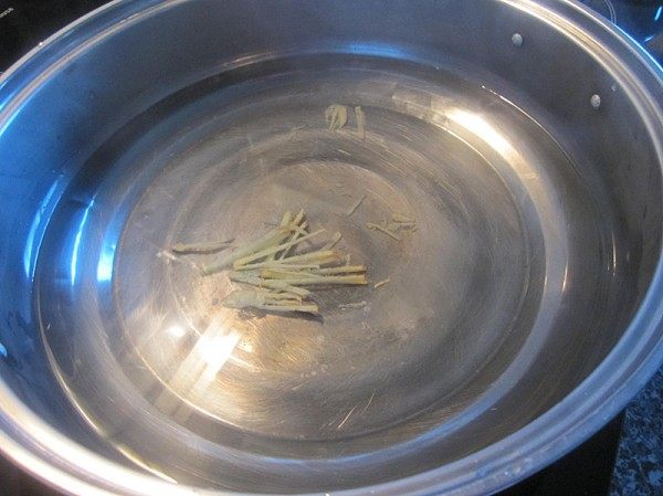 健康早餐金针菇荞麦面步骤1
