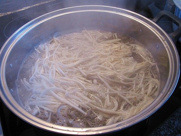 健康早餐金针菇荞麦面步骤3