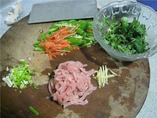 青椒肉丝面步骤1