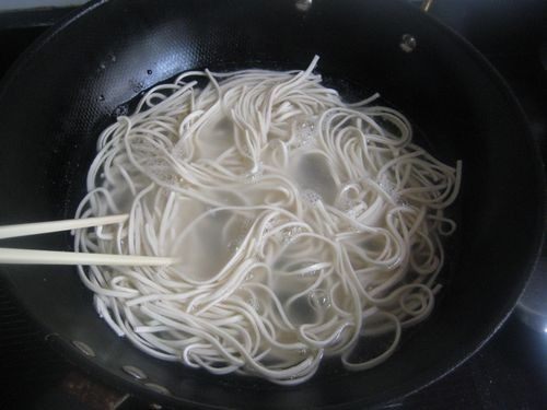 麻辣肉丝拌凉面步骤2