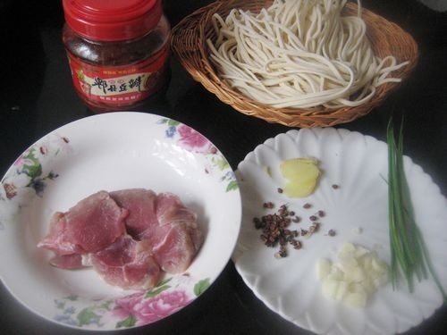 麻辣肉丝拌凉面步骤1