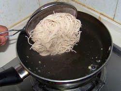 豆角鸡蛋炒面步骤6