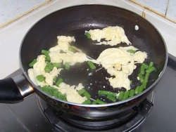 豆角鸡蛋炒面步骤5