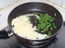 豆角鸡蛋炒面步骤4