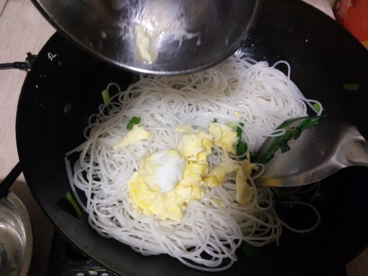 炒粗粉步骤7