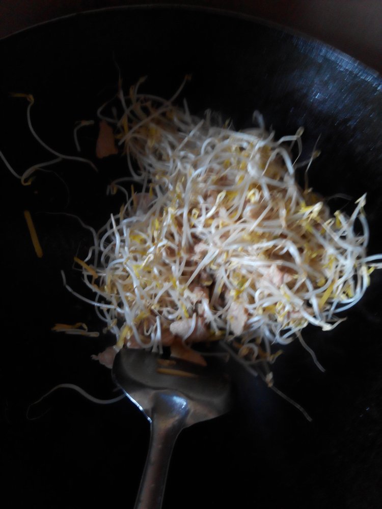 豆芽炒河粉步骤7