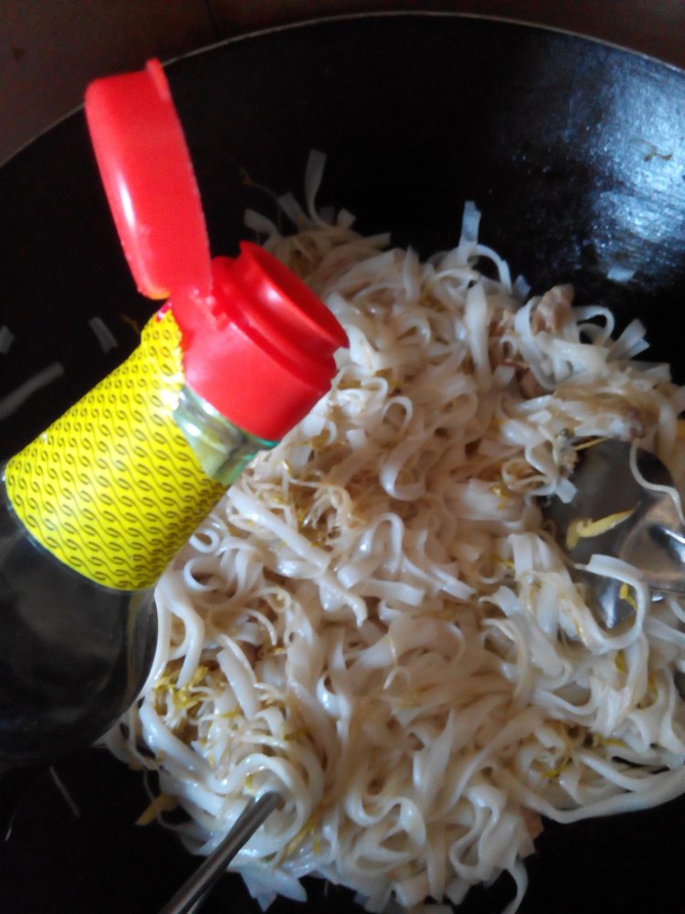 豆芽炒河粉步骤11