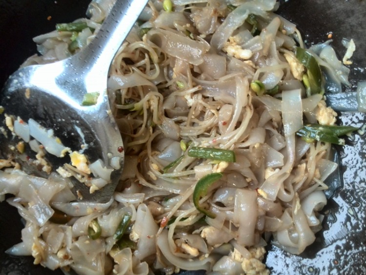 黄豆芽鸡蛋炒河粉步骤11