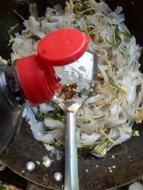 黄豆芽鸡蛋炒河粉步骤10