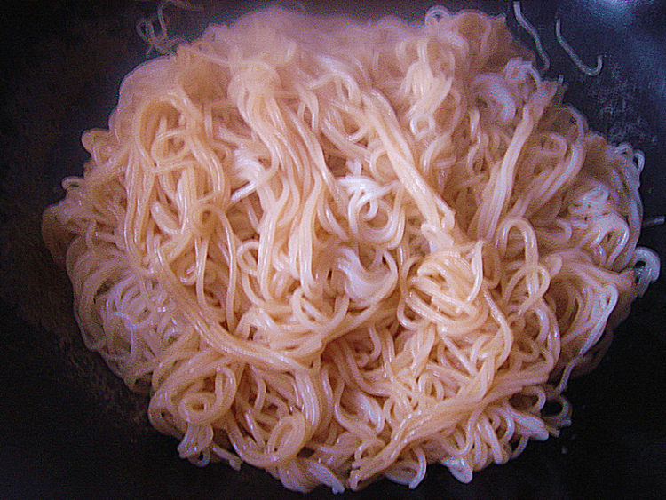 青蒜腊肠炒米粉步骤5