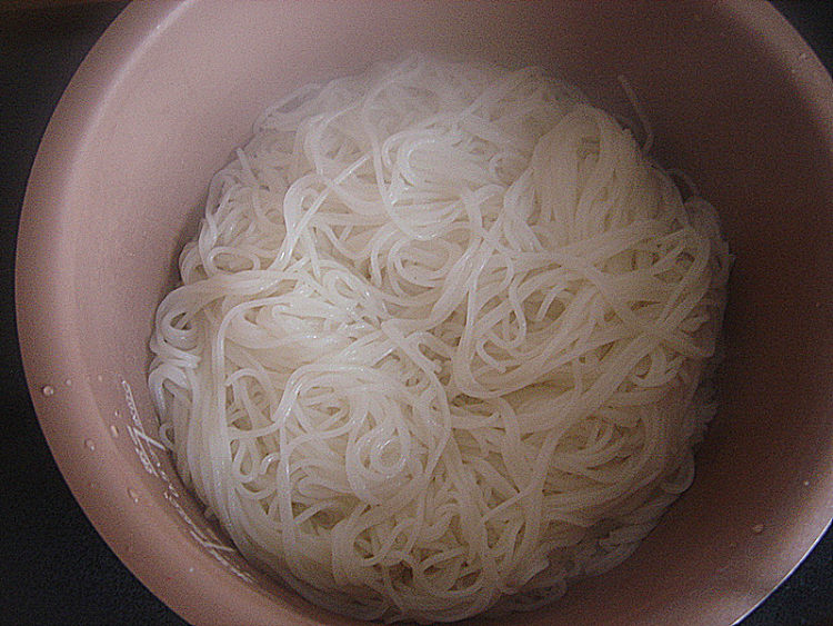 青蒜腊肠炒米粉步骤4