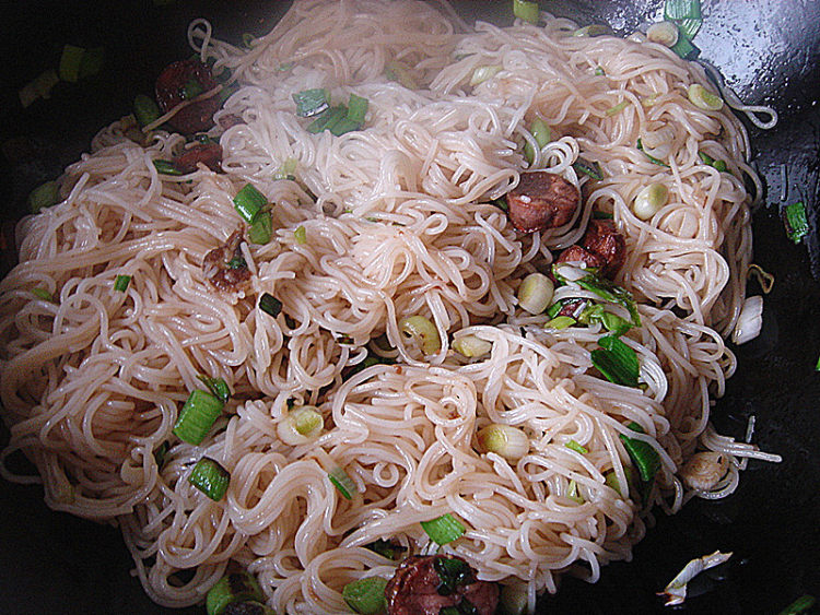 青蒜腊肠炒米粉步骤7