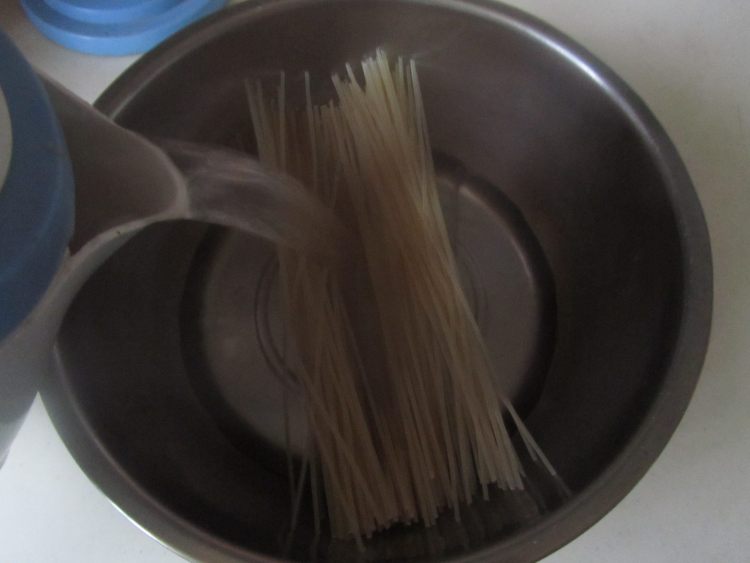 番茄鸡蛋米粉步骤1